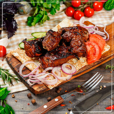 Шашлык из печени на мангале