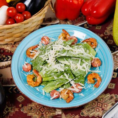 Салат Цезарь с креветками