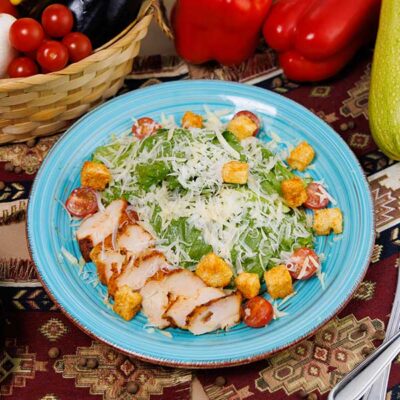 Салат Цезарь с курицей